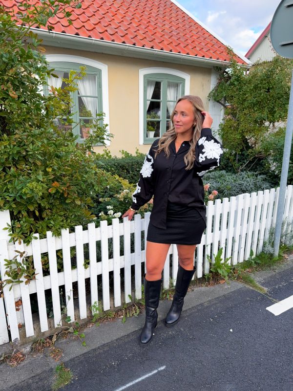 Svart Skjorta Med Brodyr - Bild 2