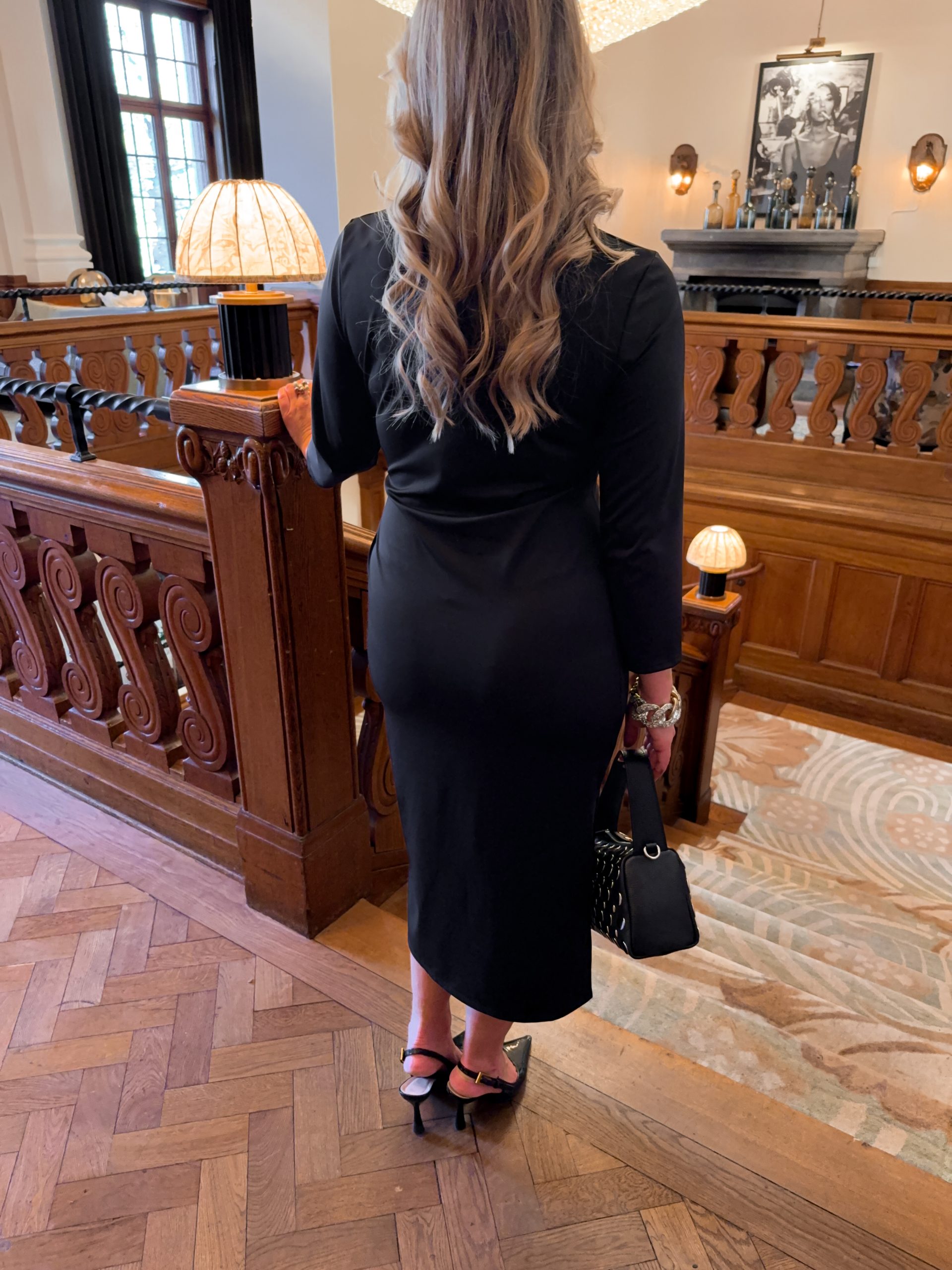 Svart Tight Klänning - Knyte - Bild 4