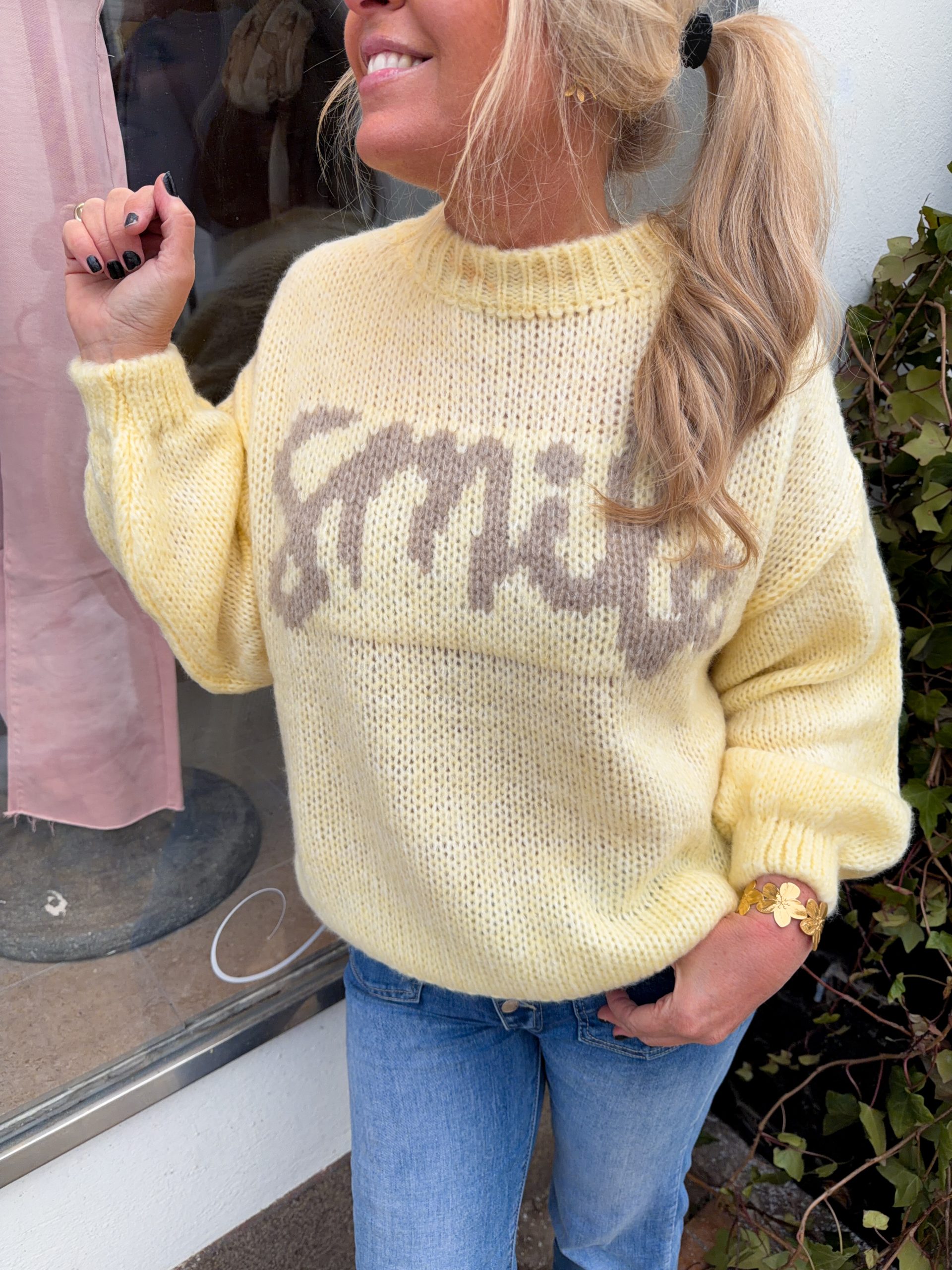 Gul Stickad Tröja - Smile