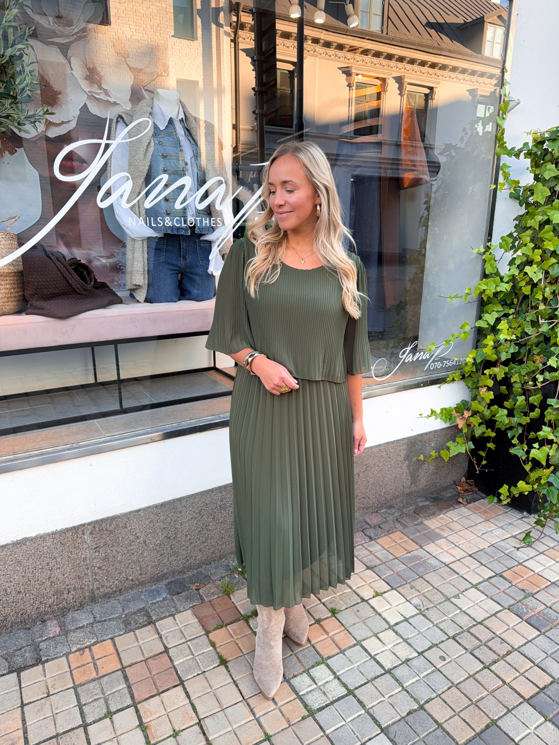 Khaki Plisserad Klänning - Bild 2